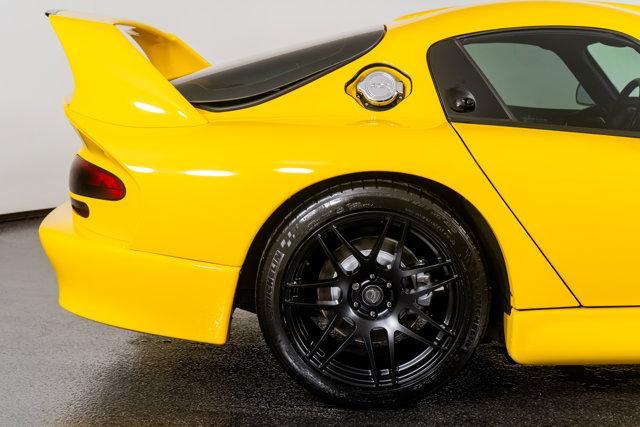 Photo of 2001 Yellow Dodge Viper