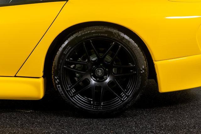 Photo of 2001 Yellow Dodge Viper