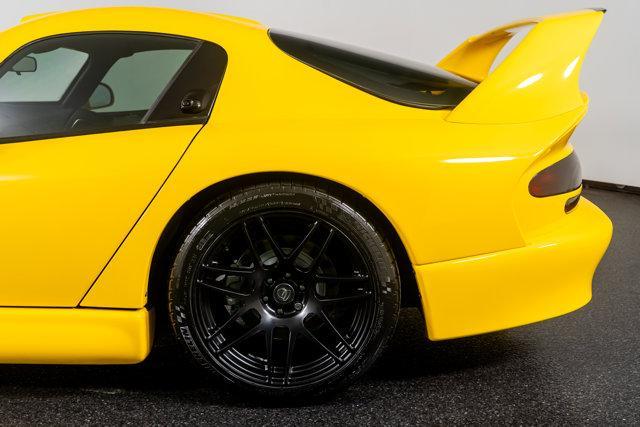 Photo of 2001 Yellow Dodge Viper