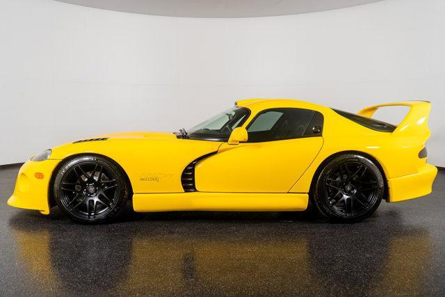 Photo of 2001 Yellow Dodge Viper