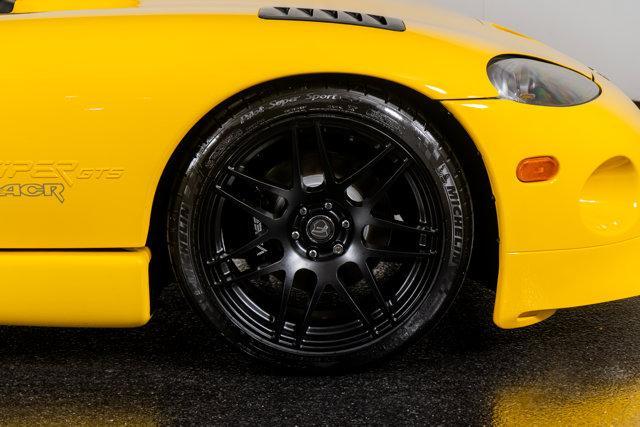 Photo of 2001 Yellow Dodge Viper