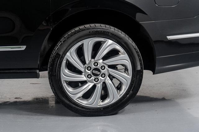 Photo of 2022 Infinite Black Metallic Clearcoat Lincoln Navigator
