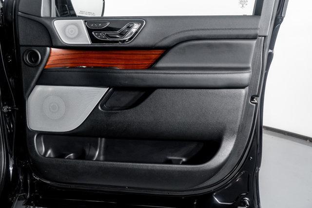 Photo of 2022 Infinite Black Metallic Clearcoat Lincoln Navigator