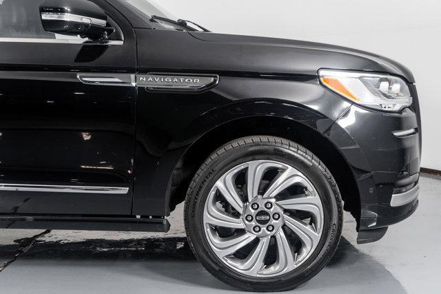 Photo of 2022 Infinite Black Metallic Clearcoat Lincoln Navigator