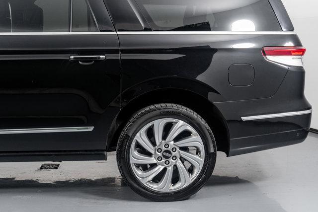 Photo of 2022 Infinite Black Metallic Clearcoat Lincoln Navigator