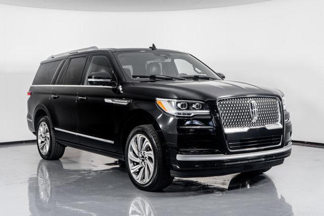 Photo of 2022 Infinite Black Metallic Clearcoat Lincoln Navigator