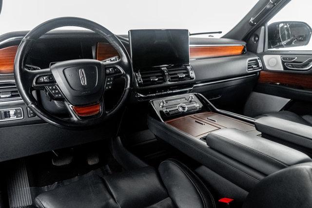 Photo of 2022 Infinite Black Metallic Clearcoat Lincoln Navigator