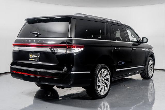 Photo of 2022 Infinite Black Metallic Clearcoat Lincoln Navigator