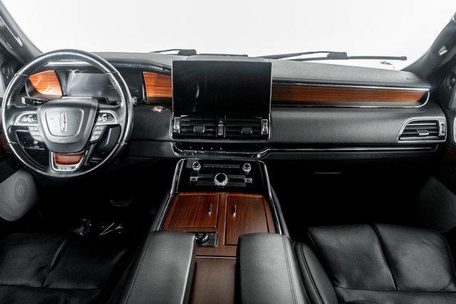 Photo of 2022 Infinite Black Metallic Clearcoat Lincoln Navigator