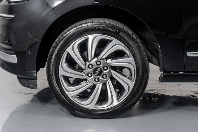 Photo of 2022 Infinite Black Metallic Clearcoat Lincoln Navigator
