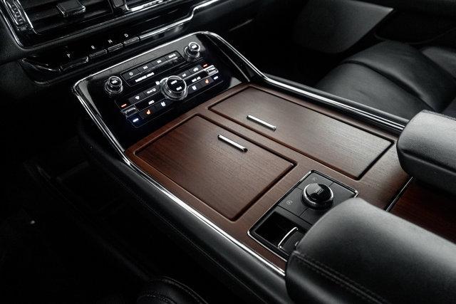 Photo of 2022 Infinite Black Metallic Clearcoat Lincoln Navigator