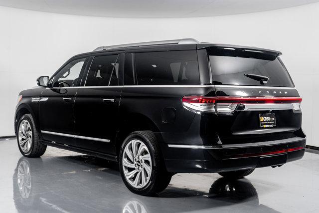 Photo of 2022 Infinite Black Metallic Clearcoat Lincoln Navigator