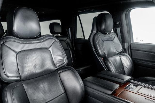 Photo of 2022 Infinite Black Metallic Clearcoat Lincoln Navigator