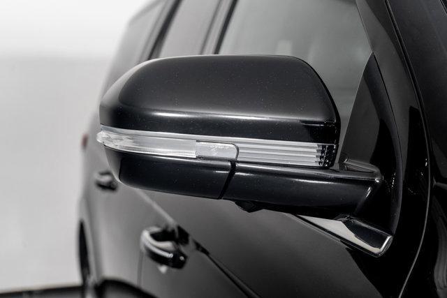 Photo of 2022 Infinite Black Metallic Clearcoat Lincoln Navigator