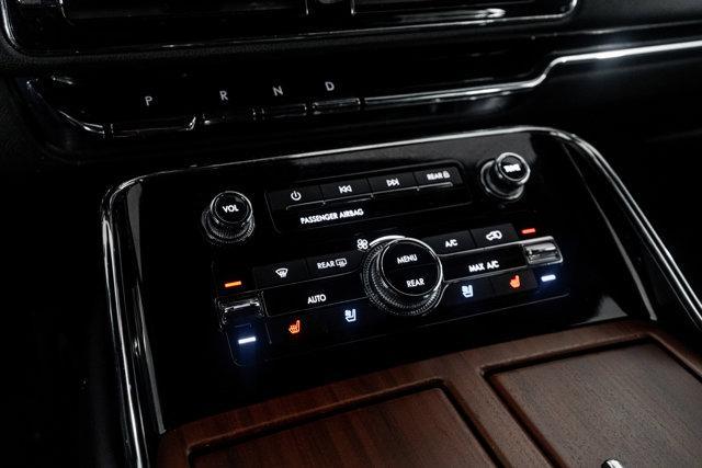 Photo of 2022 Infinite Black Metallic Clearcoat Lincoln Navigator