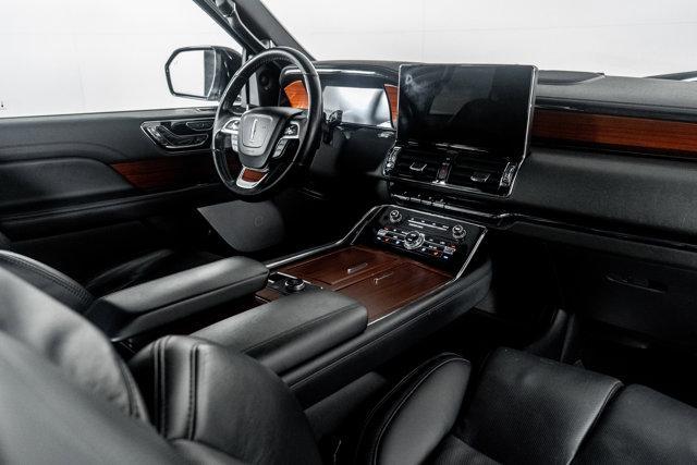 Photo of 2022 Infinite Black Metallic Clearcoat Lincoln Navigator