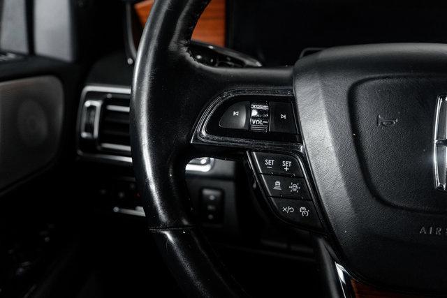 Photo of 2022 Infinite Black Metallic Clearcoat Lincoln Navigator