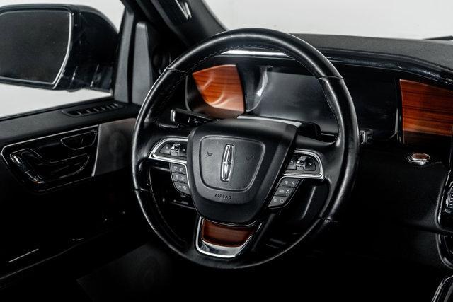 Photo of 2022 Infinite Black Metallic Clearcoat Lincoln Navigator