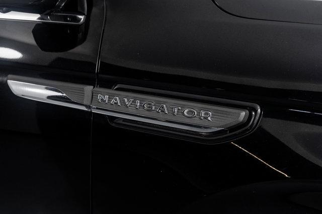 Photo of 2022 Infinite Black Metallic Clearcoat Lincoln Navigator
