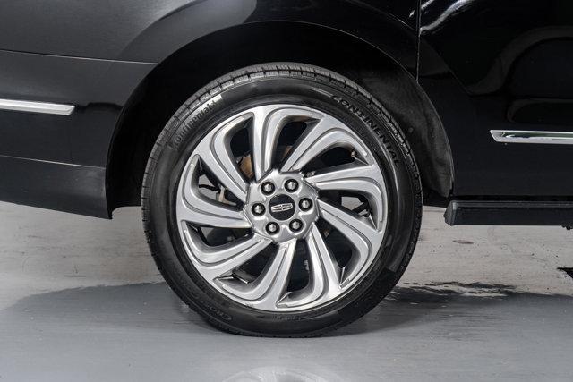 Photo of 2022 Infinite Black Metallic Clearcoat Lincoln Navigator