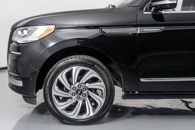 Photo of 2022 Infinite Black Metallic Clearcoat Lincoln Navigator