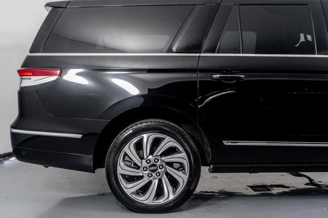 Photo of 2022 Infinite Black Metallic Clearcoat Lincoln Navigator