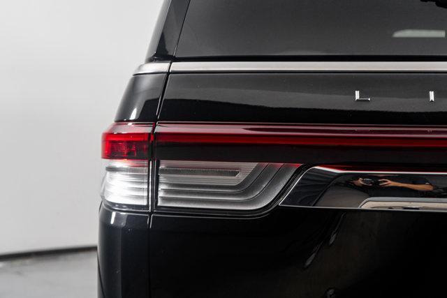Photo of 2022 Infinite Black Metallic Clearcoat Lincoln Navigator