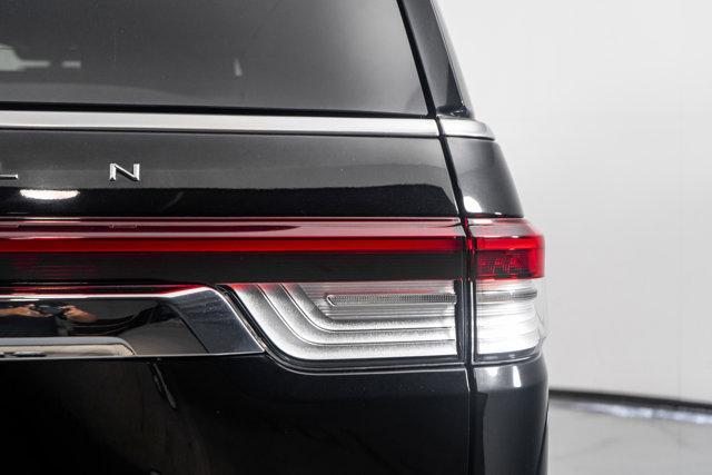 Photo of 2022 Infinite Black Metallic Clearcoat Lincoln Navigator