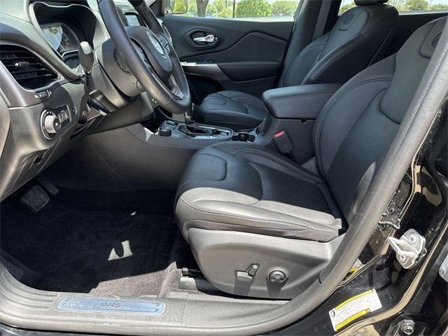 Photo of 2019 Diamond Black Crystal Pearlcoat Jeep Cherokee