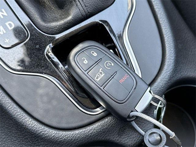 Photo of 2019 Diamond Black Crystal Pearlcoat Jeep Cherokee