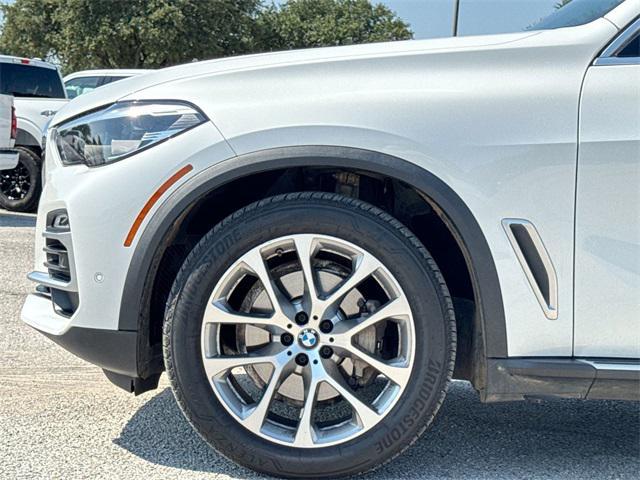 Photo of 2021 Mineral White Metallic BMW X5