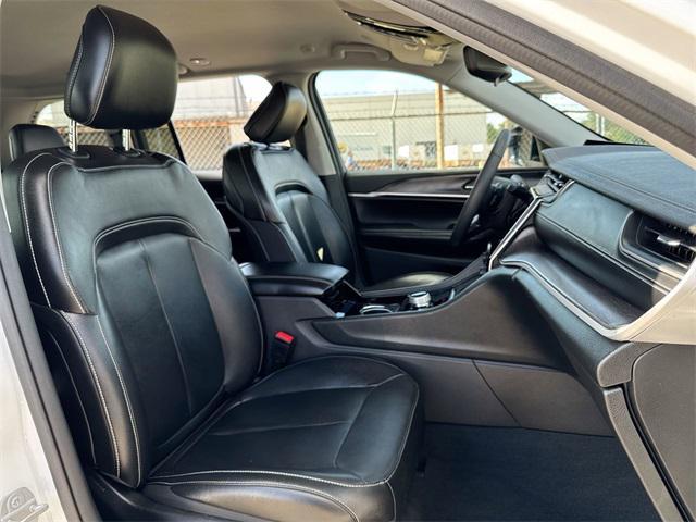 Photo of 2023 Bright White Clearcoat Jeep Grand Cherokee