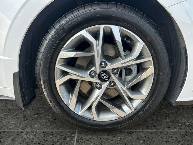 Photo of 2023 White Hyundai SONATA