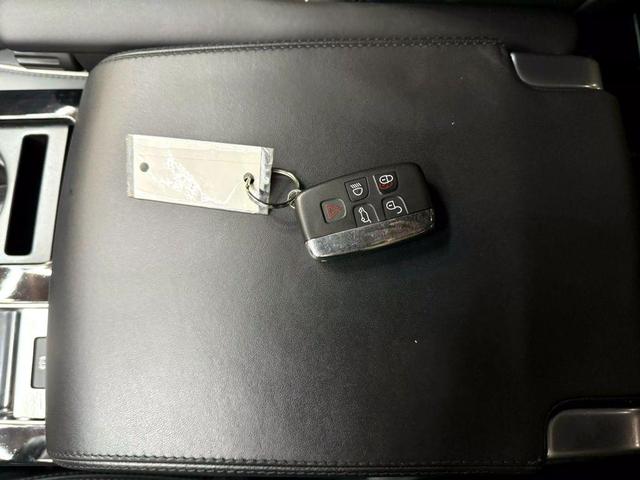 Photo of 2017 Black Land Rover Discovery
