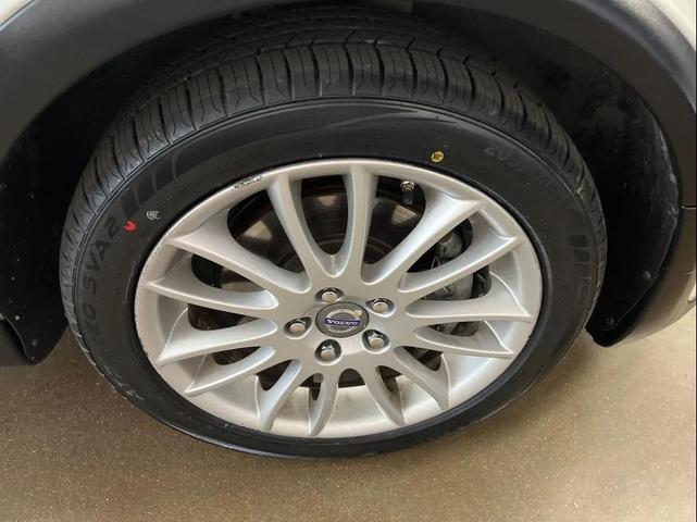 Photo of 2011 White Volvo C30