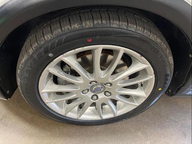 Photo of 2011 White Volvo C30