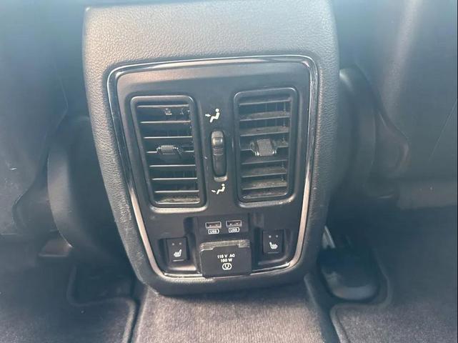Photo of 2018 Diamond Black Crystal Pearlcoat Jeep Grand Cherokee
