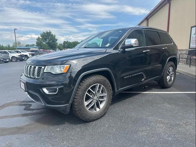 Photo of 2018 Diamond Black Crystal Pearlcoat Jeep Grand Cherokee