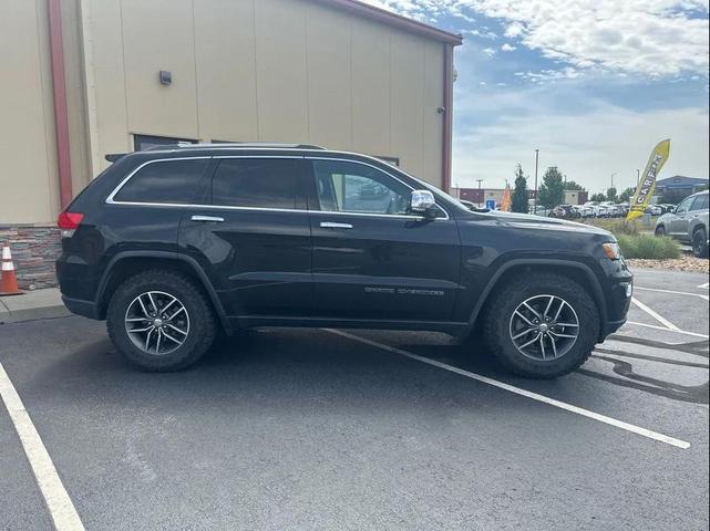 Photo of 2018 Diamond Black Crystal Pearlcoat Jeep Grand Cherokee