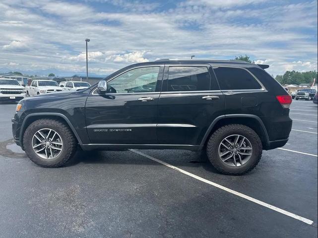Photo of 2018 Diamond Black Crystal Pearlcoat Jeep Grand Cherokee