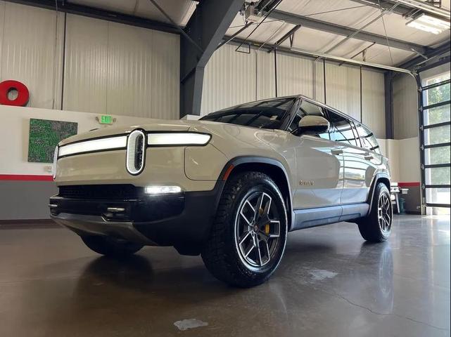 Photo of 2023 Glacier White Rivian R1S