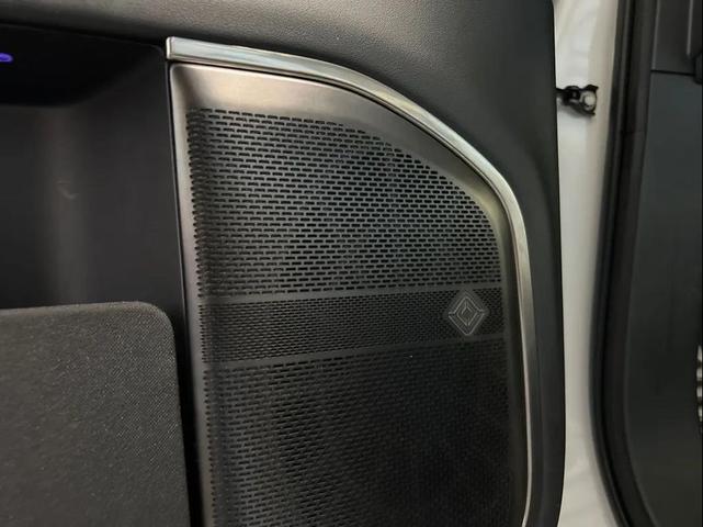 Photo of 2023 Glacier White Rivian R1S