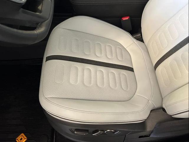 Photo of 2023 Glacier White Rivian R1S
