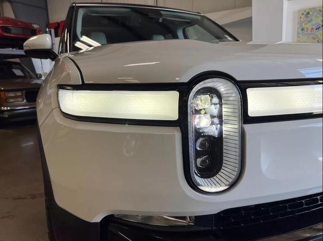 Photo of 2023 Glacier White Rivian R1S
