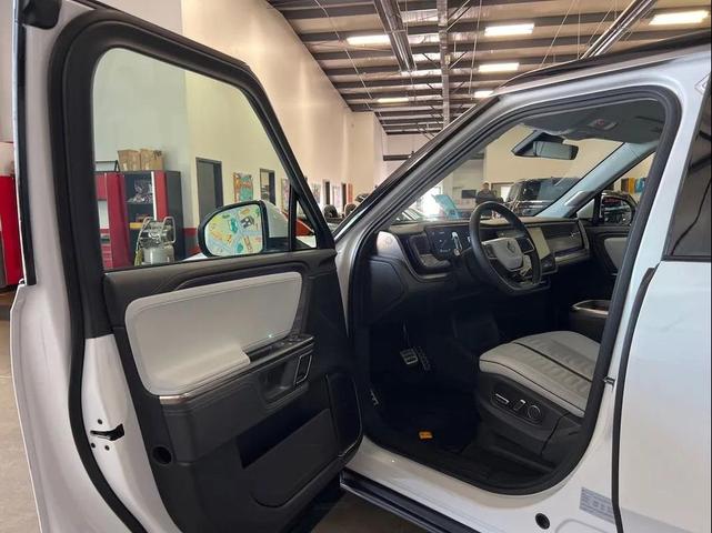Photo of 2023 Glacier White Rivian R1S