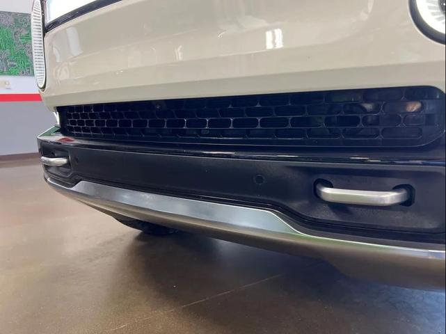 Photo of 2023 Glacier White Rivian R1S