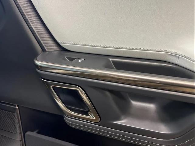 Photo of 2023 Glacier White Rivian R1S
