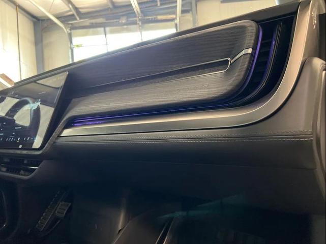 Photo of 2023 Glacier White Rivian R1S