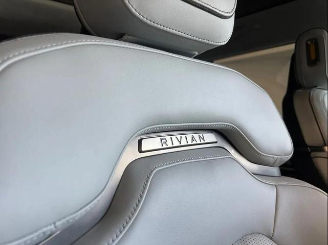 Photo of 2023 Glacier White Rivian R1S