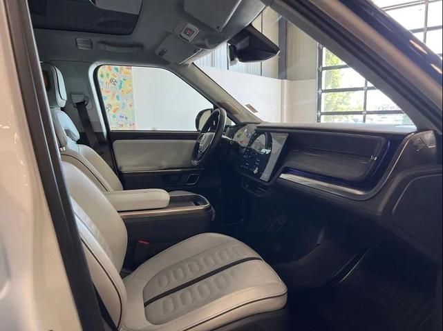 Photo of 2023 Glacier White Rivian R1S